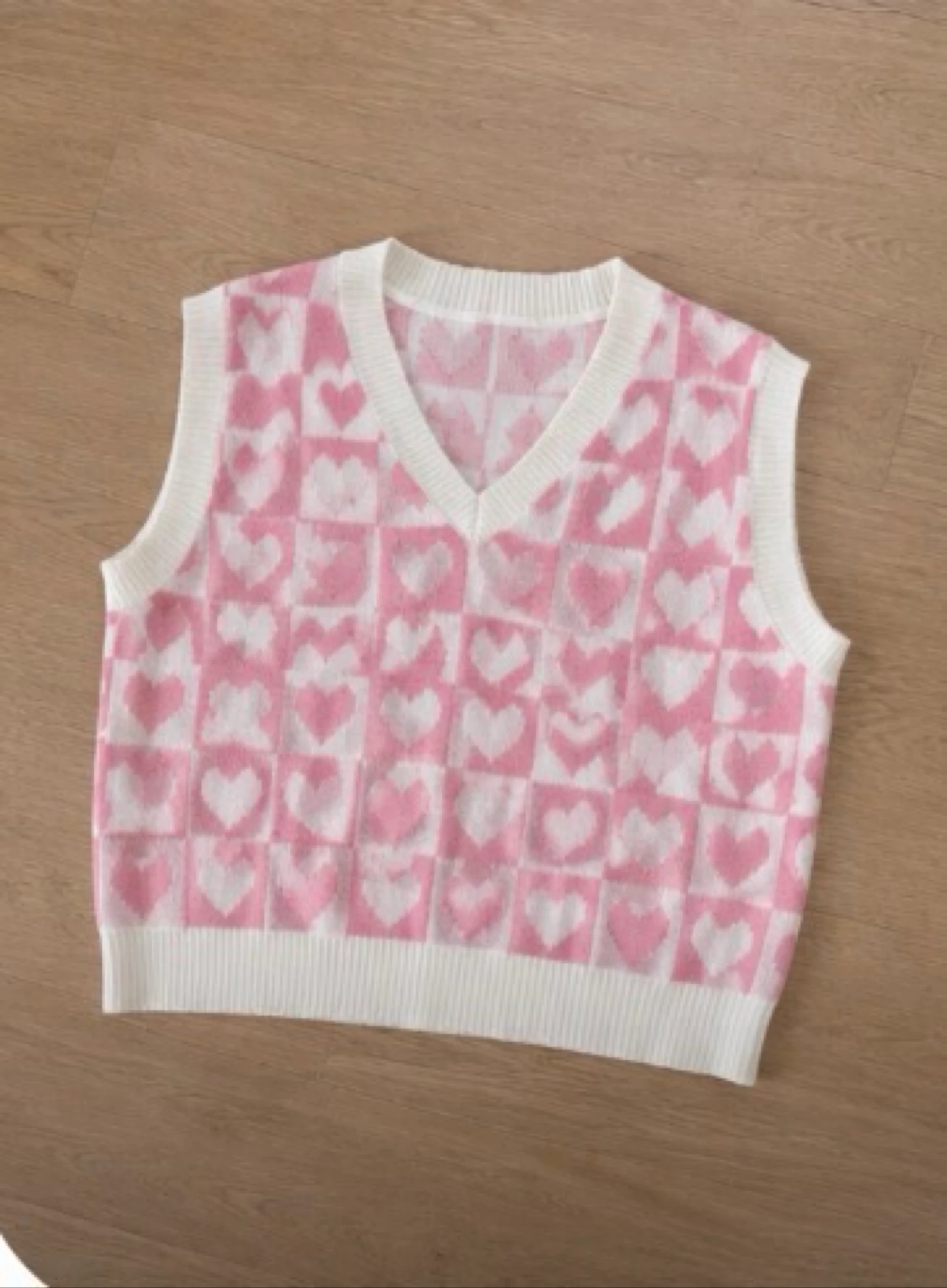 Pull sans manches rose à motifs cœurs